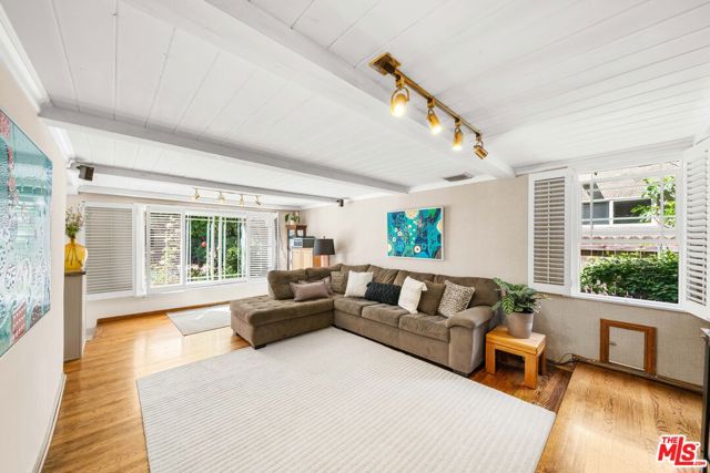 4963 Haskell Avenue, Encino CA: https://media.crmls.org/mediaz/23c07463-a8d3-4353-8840-7bec7ea4bcd8.jpg