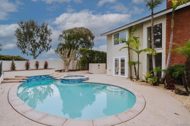 8206 Caminito Lacayo, La Jolla CA: https://media.crmls.org/mediaz/23c199c4-cdce-47c6-a8c7-ed0aaef30f42.jpg