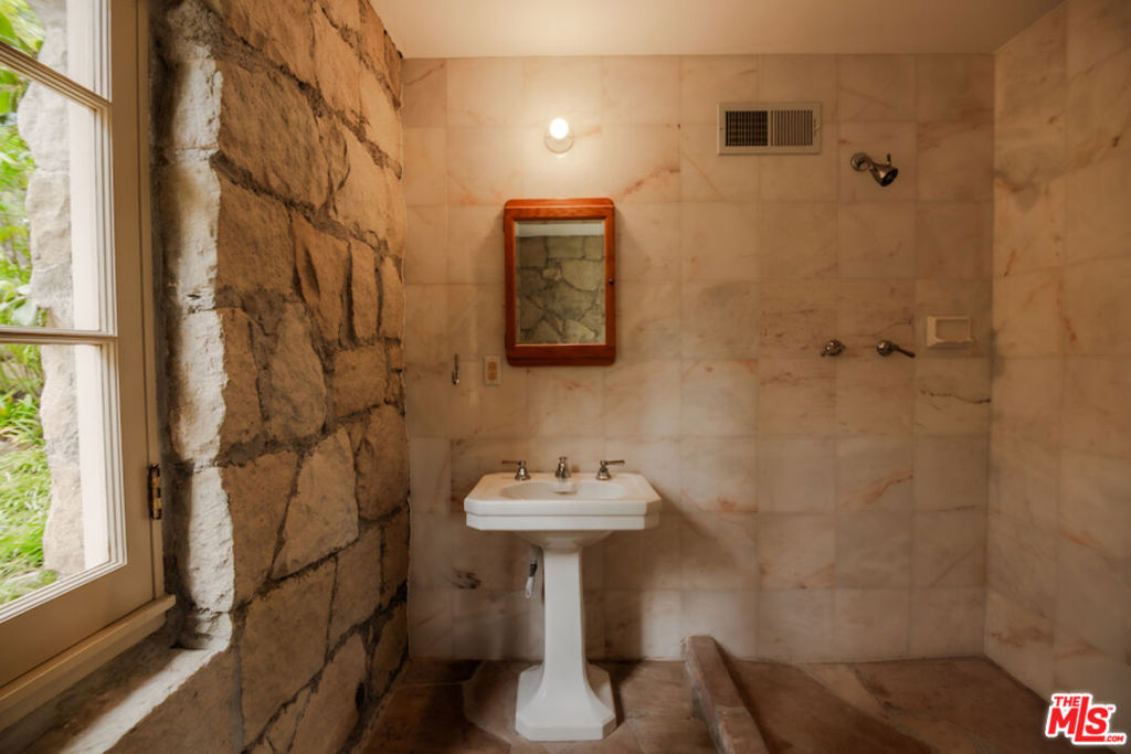 https://media.crmls.org/mediaz/23c255a7-28f8-4393-9556-36a19258702b.jpg?preset=X-Large