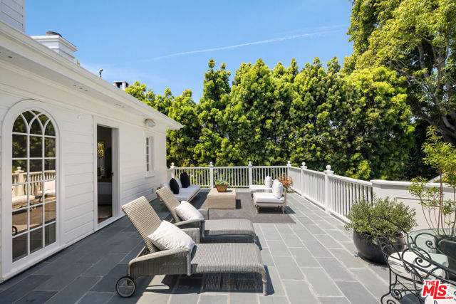 130 S Cliffwood Avenue, Los Angeles CA: https://media.crmls.org/mediaz/23c3db0c-7b15-4e4b-b0f0-189af3ad65ae.jpg