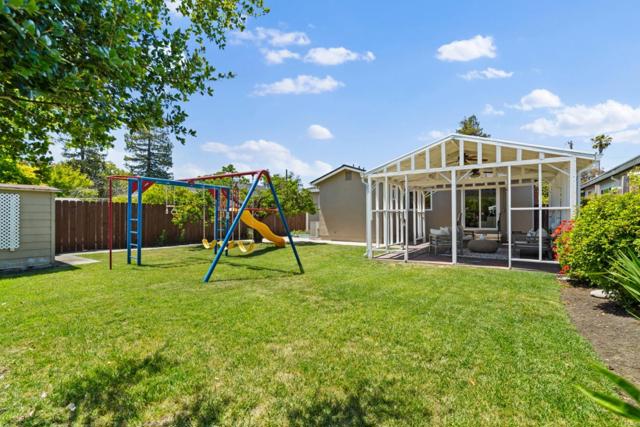 3123 Wessex Way, Redwood City CA: https://media.crmls.org/mediaz/23c3fed9-7769-48cb-acdb-32214b4ff418.jpg