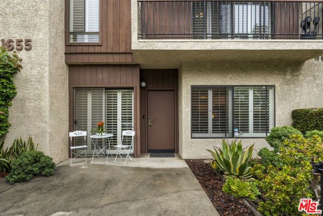 1655 Greenfield Avenue, Los Angeles CA: https://media.crmls.org/mediaz/23c4c52d-66ee-4de0-951d-3f67efa8bf87.jpg