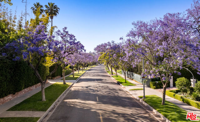 901 N Whittier Drive, Beverly Hills CA: https://media.crmls.org/mediaz/23c50925-560d-4e47-9fd0-e2ab3c4771ac.jpg
