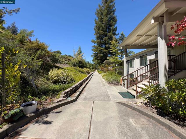 1345 Singingwood Ct, Walnut Creek CA: https://media.crmls.org/mediaz/23c513c9-78c1-447f-a5d1-a96de605b6a4.jpg