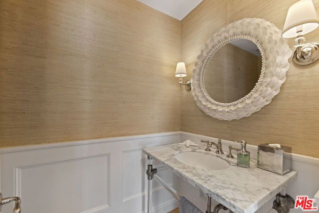 207 10th Street, Santa Monica CA: https://media.crmls.org/mediaz/23c53327-4ff0-46c1-9122-e0babeaf21c4.jpg