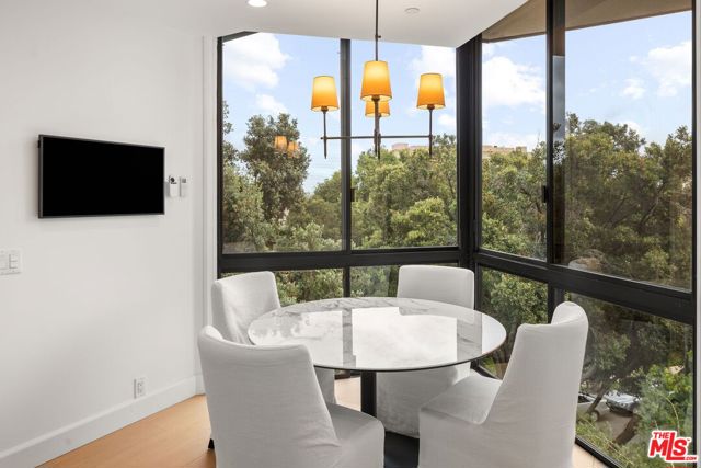 300 N Swall Drive, Beverly Hills CA: https://media.crmls.org/mediaz/23c54c6d-89b1-4412-ab3d-6f9d58609b91.jpg