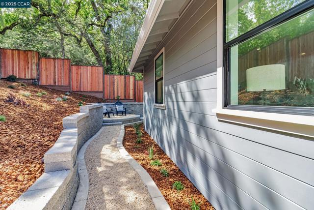 945 Yorkshire Ct, Lafayette CA: https://media.crmls.org/mediaz/23c6b2dd-3e5d-4ae4-88d6-3506044bf760.jpg