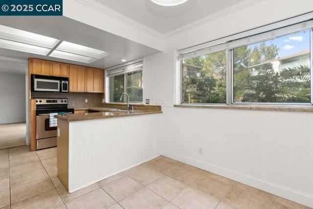 1617 Ptarmigan Dr, Walnut Creek CA: https://media.crmls.org/mediaz/23c77d81-0081-48e9-93ab-7afe16fe53f8.jpg