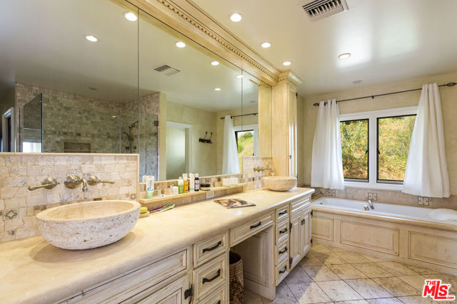 3504 Coast View Drive, Malibu CA: https://media.crmls.org/mediaz/23c7cac6-7f9e-4192-842a-7261880fd308.jpg