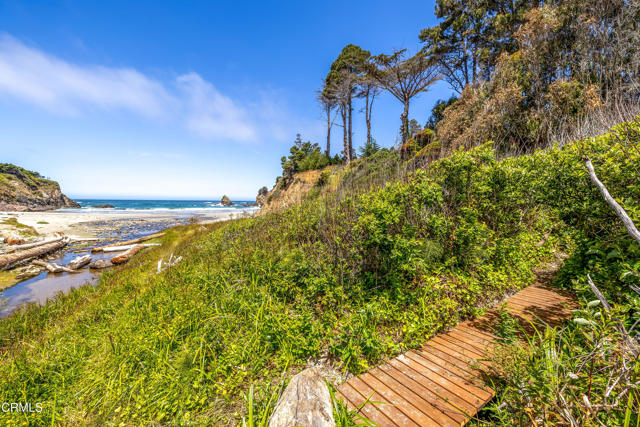 16920 Ocean Drive, Fort Bragg CA: https://media.crmls.org/mediaz/23c818a5-2e09-4472-aefd-696196bf85ae.jpg