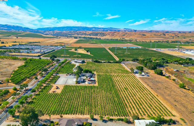 2915 S Vasco Rd, Livermore CA: https://media.crmls.org/mediaz/23c90ae3-1cac-4272-a740-abc2d2d268cb.jpg