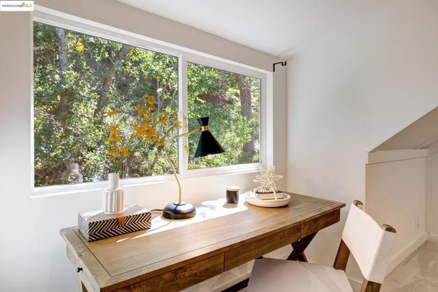 3 Mountain View Pl, Lafayette CA: https://media.crmls.org/mediaz/23c94d69-73ae-4546-89a4-2b223628490e.jpg