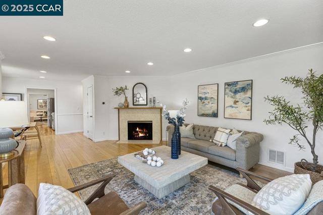 41 Iris Ln, Walnut Creek CA: https://media.crmls.org/mediaz/23c96865-007f-4791-b241-d9e9d13ec429.jpg