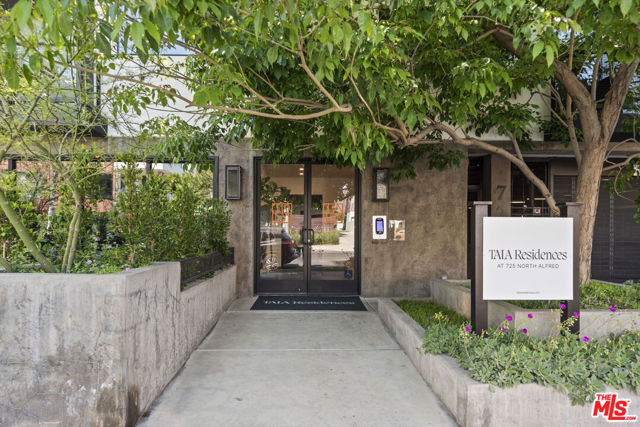 725 N Alfred Street, Los Angeles CA: https://media.crmls.org/mediaz/23cad37e-0413-431b-b7ca-fcfe5c3cb7fb.jpg