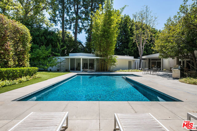 1010 N Rexford Drive, Beverly Hills CA: https://media.crmls.org/mediaz/23cc088f-d23d-4c79-9cf9-3075afccfee4.jpg