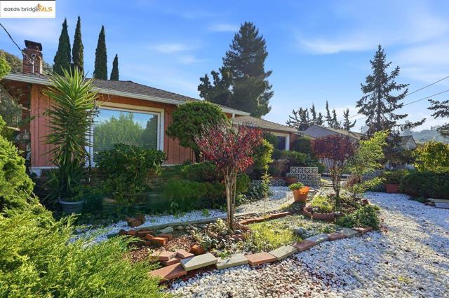 4116 Kentwood Ct, Oakland CA: https://media.crmls.org/mediaz/23cc741d-7e00-41e0-aff8-9fc5ed109474.jpg