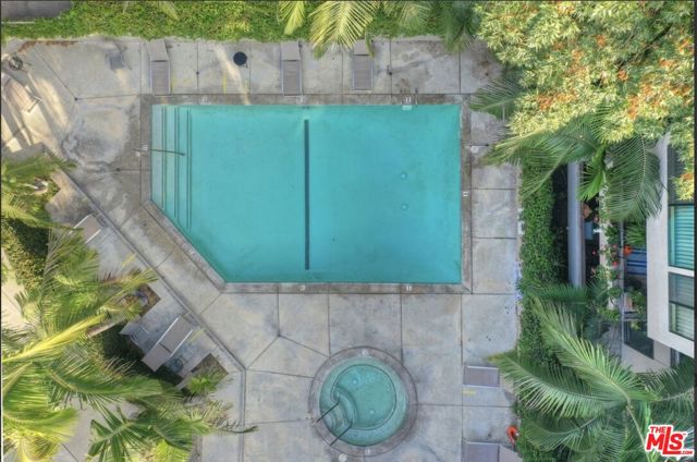 950 N Kings Road, West Hollywood CA: https://media.crmls.org/mediaz/23ccab36-0ea7-4fd0-829c-6da331af528d.jpg