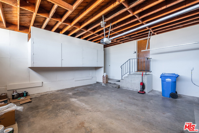 5412 S HOLT Avenue, Los Angeles CA: https://media.crmls.org/mediaz/23cce877-9796-49e9-9c1d-f93c6fb8456f.jpg