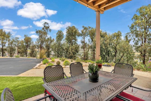 12845 Golden Way, Poway CA: https://media.crmls.org/mediaz/23cd3018-1d19-44fa-95a1-c02fc4626032.jpg