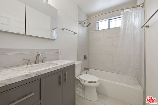 2926 S West View Street, Los Angeles CA: https://media.crmls.org/mediaz/23ce082e-acf9-4ac6-9f97-f3188fa8dd92.jpg