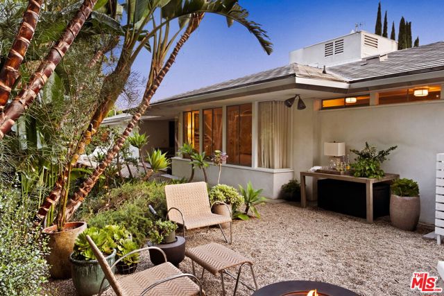 2246 Chelan Place, Los Angeles CA: https://media.crmls.org/mediaz/23cea7aa-d5ea-4064-95bf-c451cc8df659.jpg