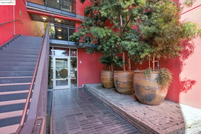 311 Oak St, Oakland CA: https://media.crmls.org/mediaz/23cea96e-b98a-4327-b981-d9e56412f869.jpg