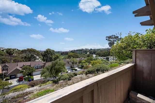 4577 Essex Ct, Carlsbad CA: https://media.crmls.org/mediaz/23cff6ef-d0bc-46c7-922e-c7451aad0fd7.jpg