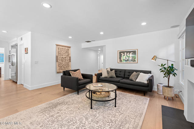 4799 Canterbury Street, Westlake Village CA: https://media.crmls.org/mediaz/23d00166-310c-4b0b-b037-47cf4d265bce.jpg
