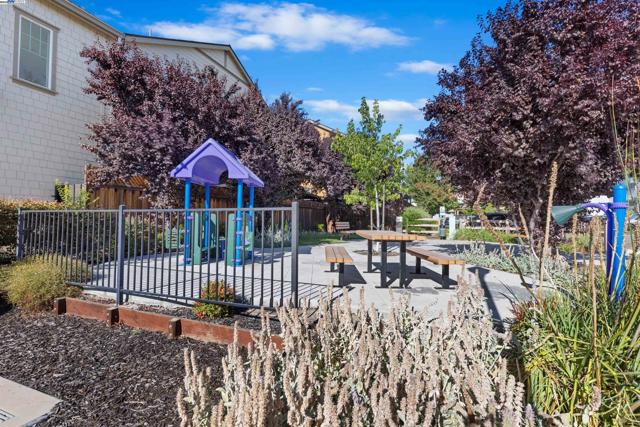 2209 Shiraz Cmn, Livermore CA: https://media.crmls.org/mediaz/23d1f95b-7c70-478e-bd9d-b91a67f3bedc.jpg