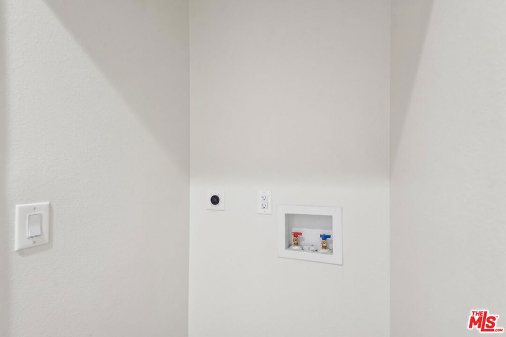 https://media.crmls.org/mediaz/23d22f2c-615f-4fe6-8f42-2e1bc85369a3.jpg?preset=X-Large