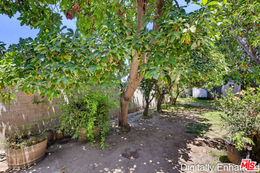 https://media.crmls.org/mediaz/23d2ce73-0e1e-4c93-9739-b7b9f3395d57.jpg?preset=X-Large