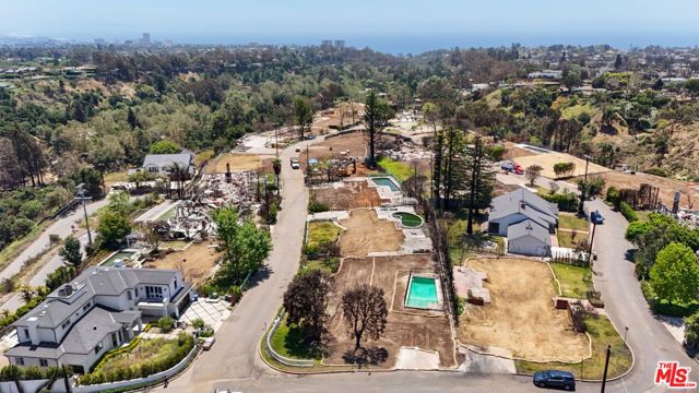 1085 Villa Grove Drive, Pacific Palisades CA: https://media.crmls.org/mediaz/23d41136-2a28-4291-9979-67875cb6f4e6.jpg