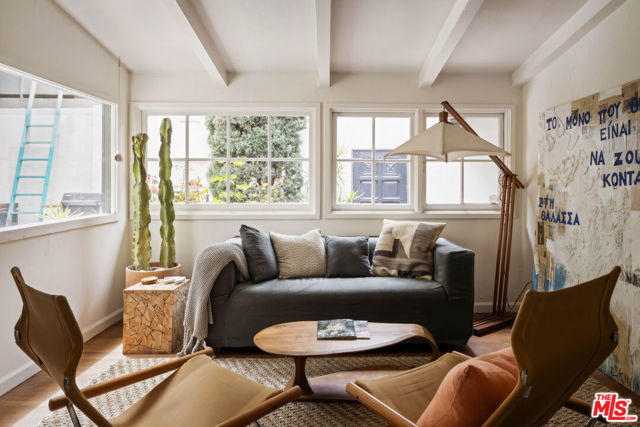 1012 Superba Avenue, Venice CA: https://media.crmls.org/mediaz/23d44747-81e9-42a8-957d-cd7868b33be4.jpg