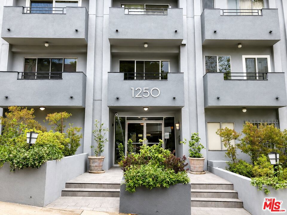 1250 N Kings Road Unit 506