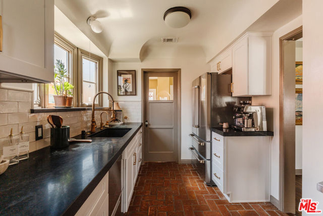 3975 Sutro Avenue, Los Angeles CA: https://media.crmls.org/mediaz/23d5500a-c694-420e-bbd5-a57781e247ee.jpg