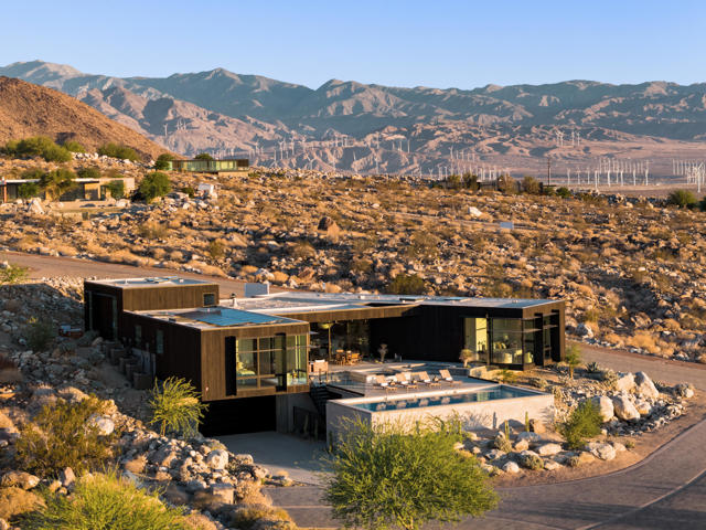 2085 Desert Flower Court, Palm Springs CA: https://media.crmls.org/mediaz/23d593d6-a95f-47b3-996b-fb0a076794d3.jpg