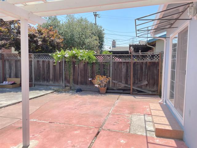 4902 Everglades Park Dr, Fremont CA: https://media.crmls.org/mediaz/23d5accf-b41f-407a-b3af-825bc4a133b9.jpg