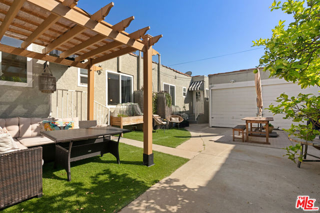 1301 S Hudson Avenue, Los Angeles CA: https://media.crmls.org/mediaz/23d6c985-4698-415a-a9c7-7d3a197742c4.jpg