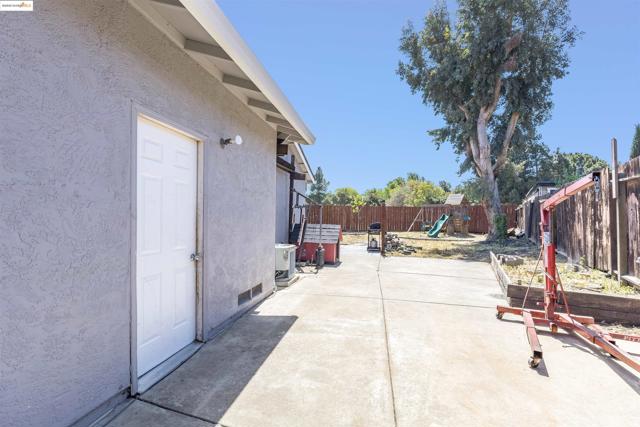2158 Ackerman Dr, Pittsburg CA: https://media.crmls.org/mediaz/23d82351-0a1a-47b0-8e0f-9972c067e488.jpg