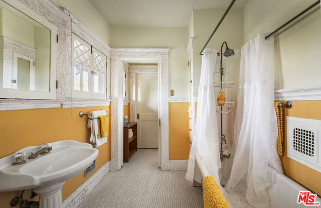 2102 W 24th Street, Los Angeles CA: https://media.crmls.org/mediaz/23d8279e-8ef8-495d-b103-86bee9fb4419.jpg