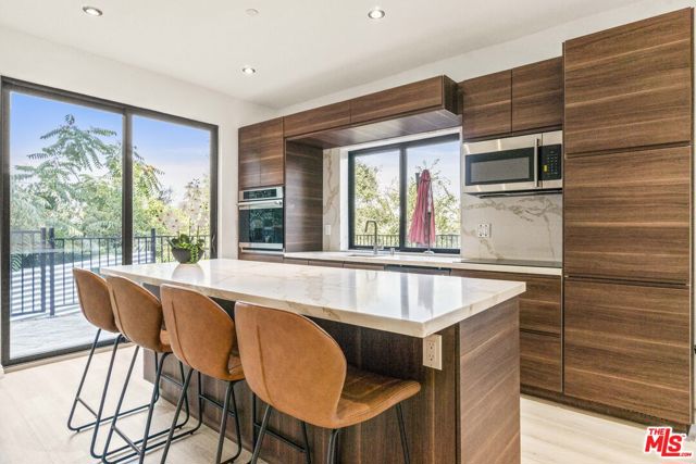 2315 Loma Vista Place, Los Angeles CA: https://media.crmls.org/mediaz/23d920a4-5e88-44c6-9e70-87ef684b5d4a.jpg