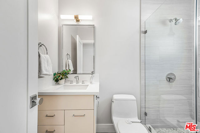 574 N Plymouth Boulevard, Los Angeles CA: https://media.crmls.org/mediaz/23d9510c-5693-42c8-a6ff-67a5a940f181.jpg