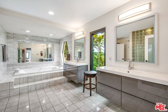 4223 Don Carlos Drive, Los Angeles CA: https://media.crmls.org/mediaz/23d95a13-451a-4d6b-882e-930ac71c883a.jpg