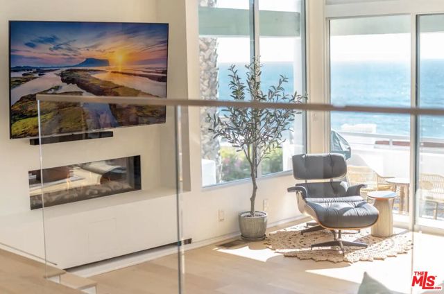 21349 Rambla Vista, Malibu CA: https://media.crmls.org/mediaz/23daed73-0d0c-46b6-9876-b4c718a1d2ed.jpg