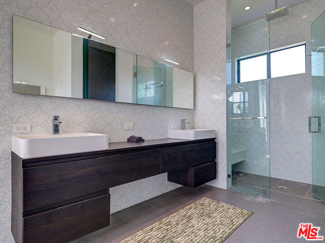 6360 Maryland Drive, Los Angeles CA: https://media.crmls.org/mediaz/23db1266-99cd-4154-8542-b758fce28a3a.jpg