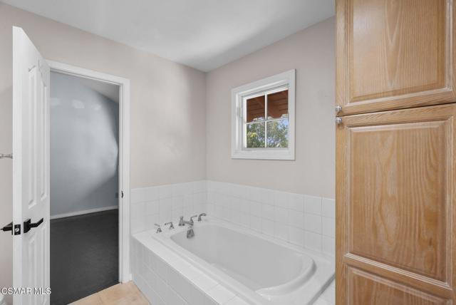 4411 Regents Court, Westlake Village CA: https://media.crmls.org/mediaz/23dbd560-ff23-4afd-be31-35d42cd7fa6d.jpg