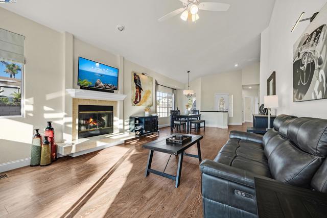 2380 Wayfarer Dr, Discovery Bay CA: https://media.crmls.org/mediaz/23dc5ca1-cb5c-499f-85e7-424de51e1fb2.jpg