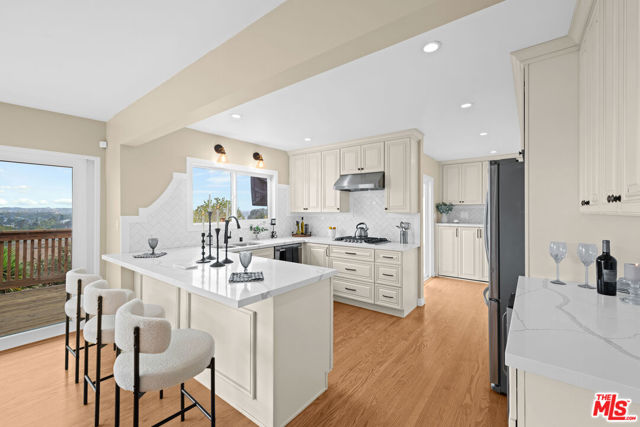 4113 Don Diablo Drive, Los Angeles CA: https://media.crmls.org/mediaz/23dcb91f-4e23-4ee4-87b9-178468c7fc65.jpg