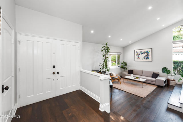 1046 Brookview Avenue, Westlake Village CA: https://media.crmls.org/mediaz/23dd2a49-4700-43e3-a39f-2c686a397f2b.jpg