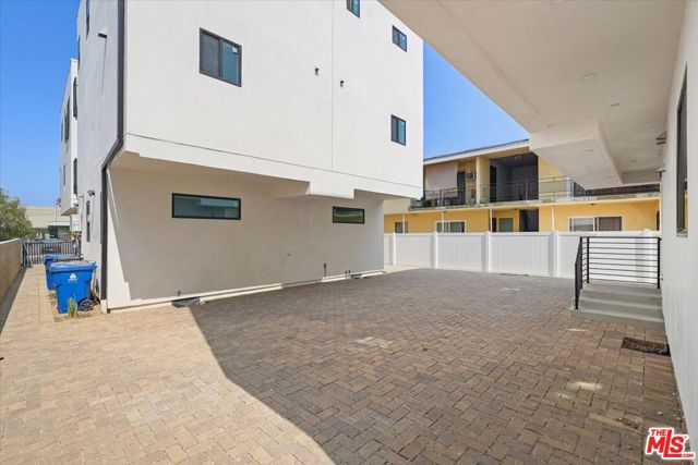 910 N Hudson Avenue, Los Angeles CA: https://media.crmls.org/mediaz/23dd8aeb-43e3-41d9-b370-f1f5ebf91849.jpg